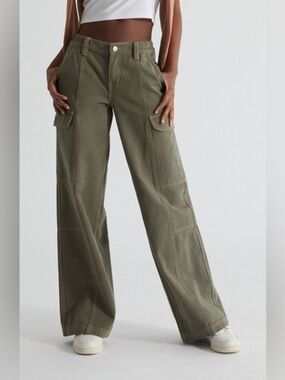 Wide-Leg Cargo Pants in Olive Green